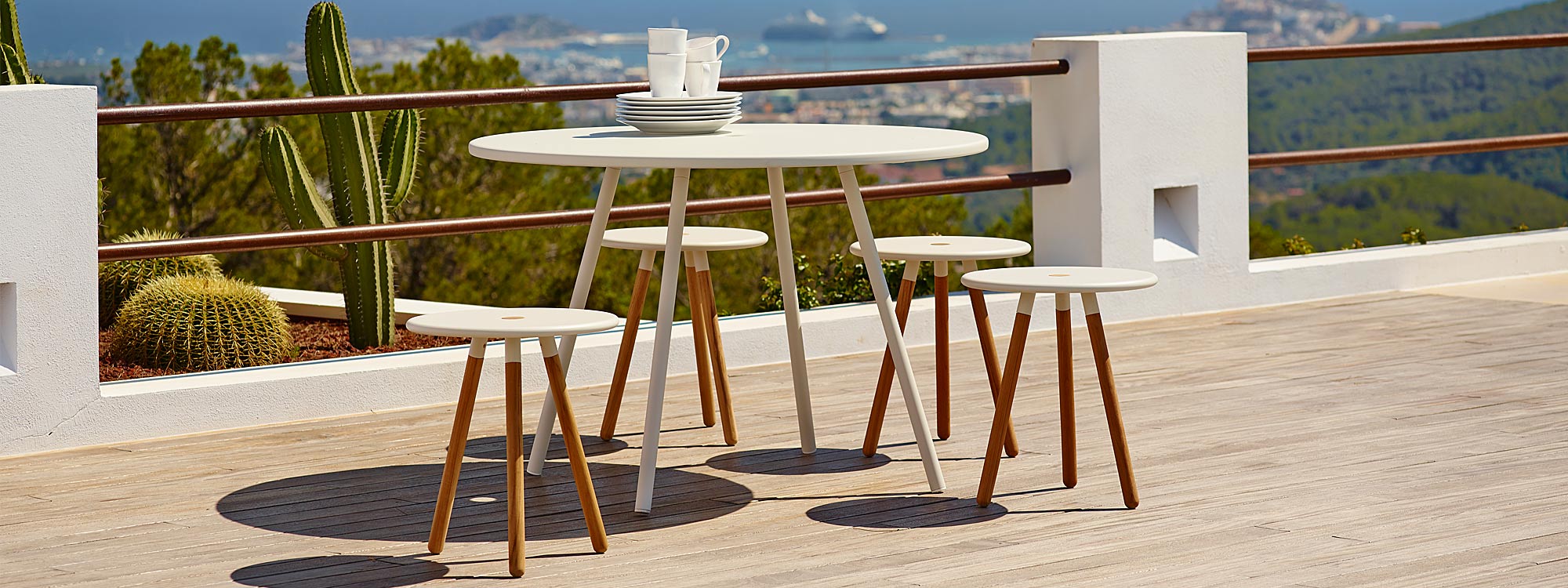 Area circular garden dining set includes a round outdoor table & garden stools - High quality garden furniture by Caneline exterior furniture
