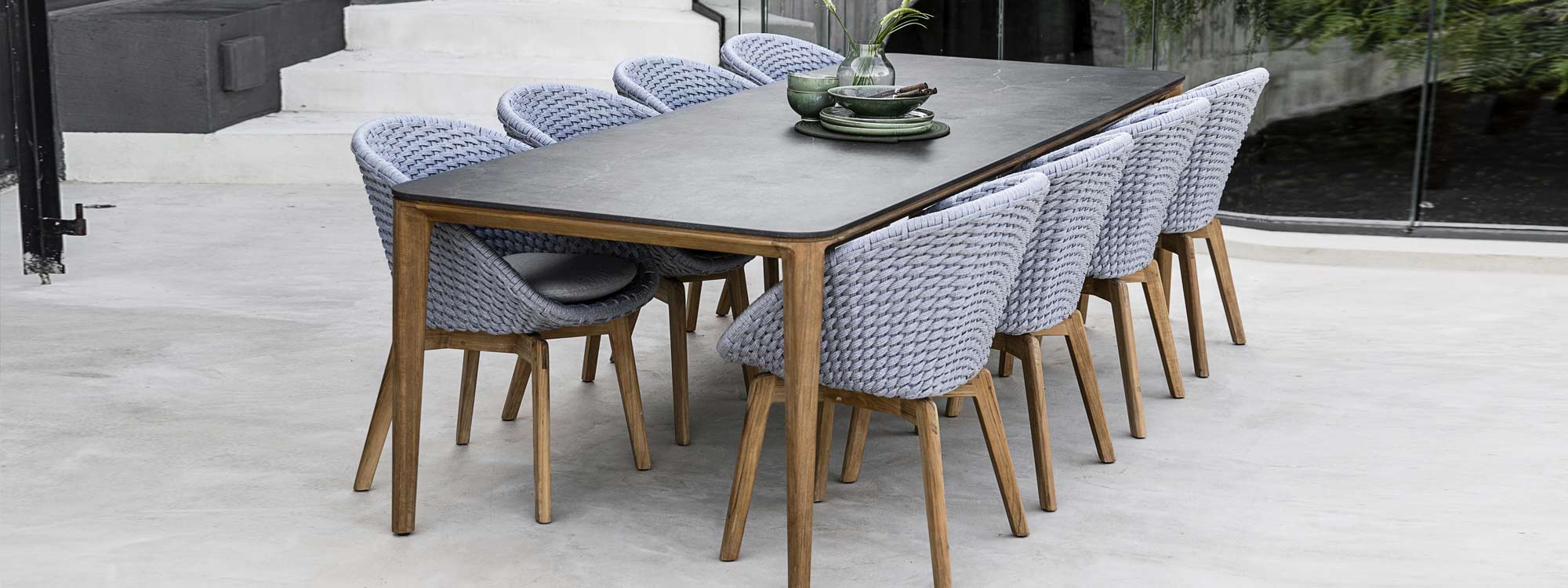 Aspect Table & Light Grey Peacock woven garden dining chair is a modern garden furniture chair in all-weather furniture materials by Cane-line luxury outdoor furniture