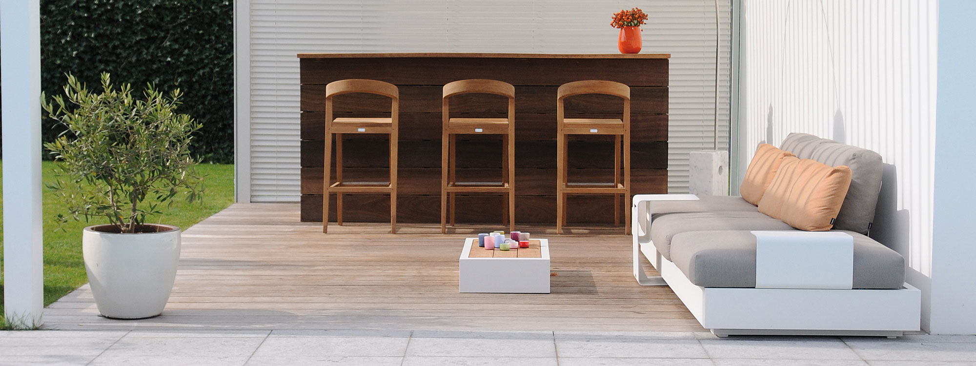 Wildpsirit Play modern exterior bar furniture - luxury teak bar table, teak bar stool