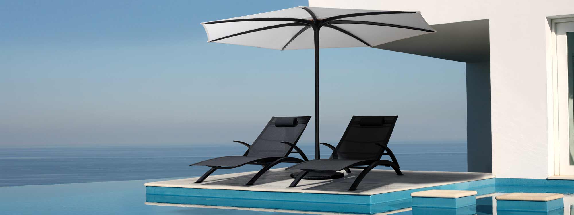 Palma parasol & OZN 195T modern garden sun lounger is a quality adjustable sun bed in all weather sun bed materials by Royal Botania modern garden furniture